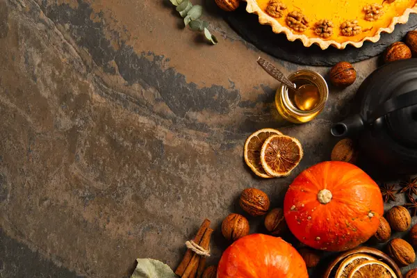 Rustikales Erntedank-Stillleben, reife Kürbisse in der Nähe von Honig und leckere Kürbiskuchen auf strukturierter Oberfläche — Stockfoto