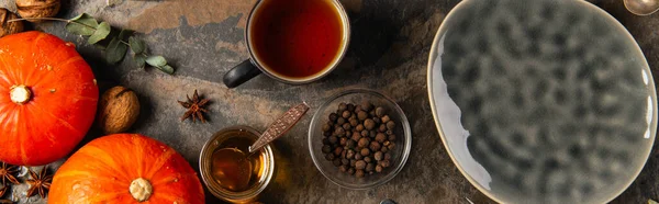 Colorata natura morta del Ringraziamento con zucche arancioni vicino al piatto di ceramica e tè con miele, banner — Foto stock