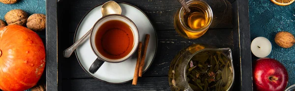 Деревянный поднос с травяным чаем и ароматическим медом рядом с осенними предметами, концепция благодарения, баннер — стоковое фото