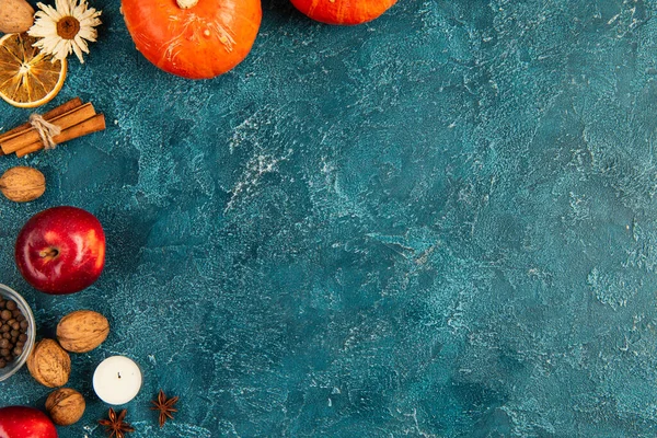 Superficie de textura azul con calabazas, nueces y coloridos objetos otoñales, telón de fondo de acción de gracias - foto de stock
