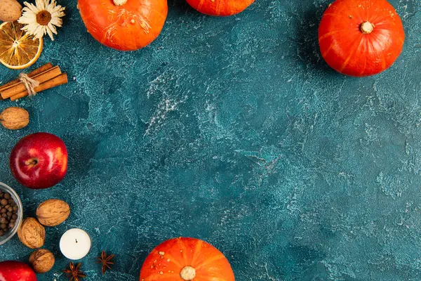 День благодарения фон с тыквами, грецкие орехи и красочные осенние объекты на голубой текстуре поверхности — стоковое фото