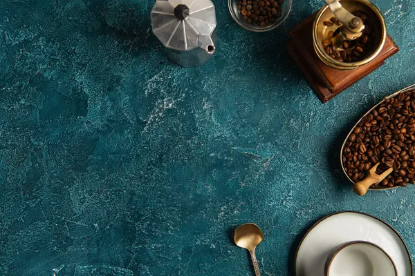 Feriado de ação de graças manhã, grãos de café, moedor manual e pote de gêiser na superfície texturizada azul — Fotografia de Stock
