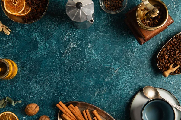 Tema de ação de graças com equipamento de tomada de café perto de especiarias e fatias de laranja na mesa texturizada azul — Fotografia de Stock