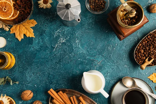 Café et lait près de l'équipement de brassage sur plateau rustique bleu avec décor automnal, action de grâce — Photo de stock