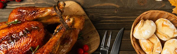 Délicieux thanksgiving dinde et pain fraîchement cuit près de couverts sur table en bois texturé, bannière — Photo de stock