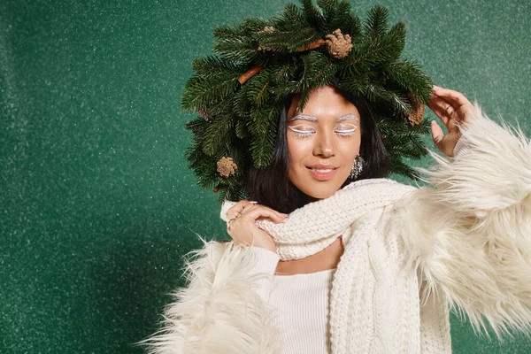 Winterzeit, glückliche Frau mit weißem Make-up und trendigem Outfit — Stockfoto