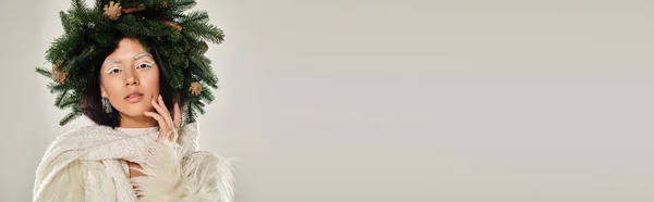 Winter-Schönheitsbanner, verführerische Frau mit Kiefernkranz posiert in weißen Kleidern vor grauem Hintergrund — Stockfoto