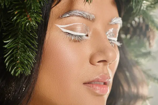 Winter Beauty, Nahaufnahme einer asiatischen Frau mit weißen Augen Make-up und Lippenbalsam posiert mit geschlossenen Augen — Stockfoto
