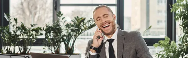 Heureux homme d'affaires réussi rire lors de la conversation sur smartphone au bureau, bannière — Photo de stock