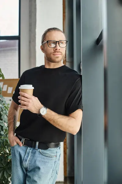 Homem de negócios confiante em trajes casuais elegantes e óculos com café para ir e mão no bolso — Fotografia de Stock
