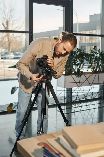 Uomo d'affari in abiti casual regolazione fotocamera digitale su treppiede in ufficio, marketing commerciale — Foto stock