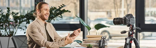 Fröhlicher Unternehmer, der am Arbeitsplatz vor der Digitalkamera redet und gestikuliert, Banner — Stockfoto