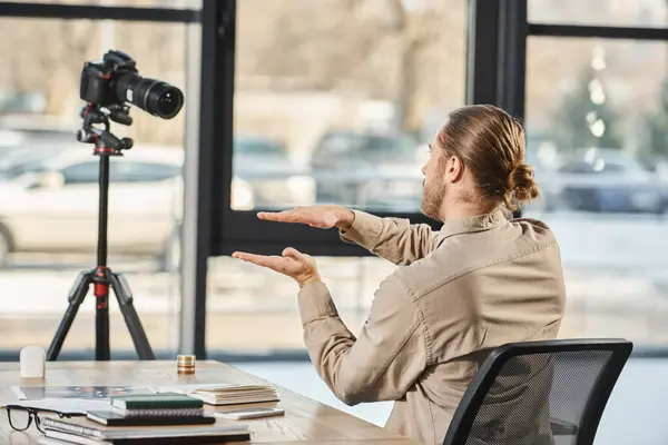 Visão traseira do empresário gesto na frente da câmera digital na mesa de trabalho no escritório moderno — Fotografia de Stock