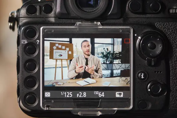 Nahaufnahme der Digitalkamera in der Nähe erfolgreicher Unternehmer Aufnahme Videoblog im modernen Büro — Stockfoto