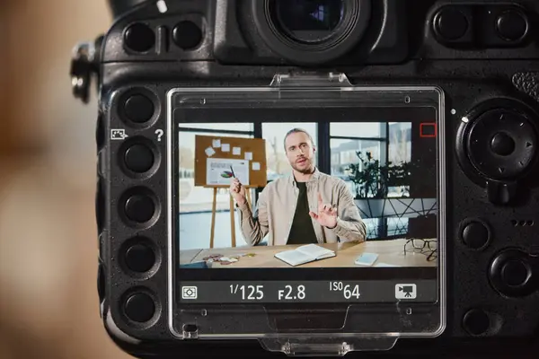 Nahaufnahme der Digitalkamera in der Nähe professioneller Unternehmer Aufnahme Videoblog im modernen Büro — Stockfoto