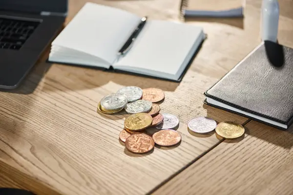 Gold- und Silberbitcoins in der Nähe von Notizbüchern auf dem Schreibtisch im modernen Büro, virtuelle Kryptowährung — Stockfoto