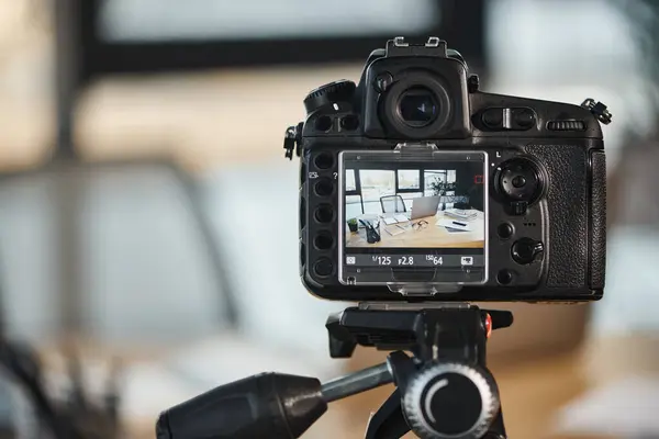 Nahaufnahme der Digitalkamera mit Schreibtisch auf dem Bildschirm im verschwommenen Büro, Erstellung von Videoinhalten — Stockfoto
