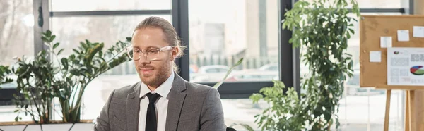 Élégant homme d'affaires prospère en tenue formelle et lunettes de vue travaillant dans un bureau contemporain, bannière — Photo de stock