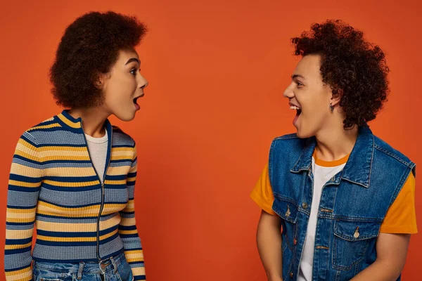 Stupito giovani fratelli africani americani in abiti casual cercando sorpreso, concetto di famiglia — Foto stock