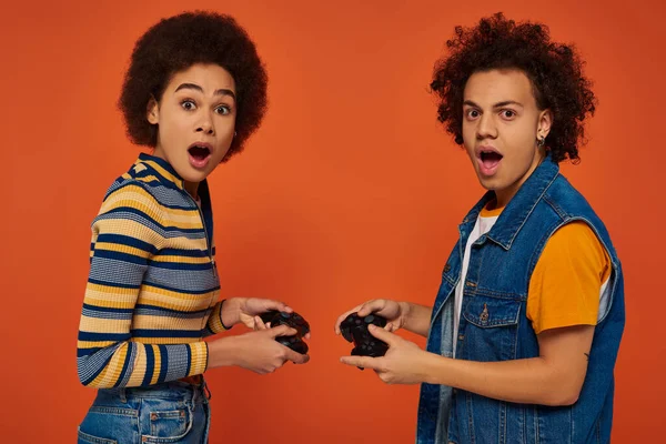 Gut aussehende afrikanisch-amerikanische Bruder und Schwester spielen aktiv Videospiele, Familienkonzept — Stockfoto