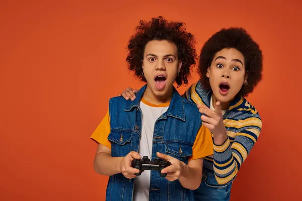 Люблячий афроамериканський брат і сестра грають у відеоігри з джойстиком, сімейна концепція — стокове фото