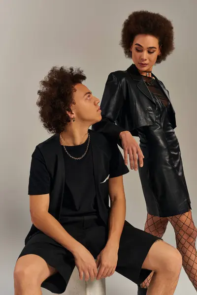 Jeunes frères et sœurs afro-américains à la mode posant ensemble sur fond gris, concept de famille — Photo de stock