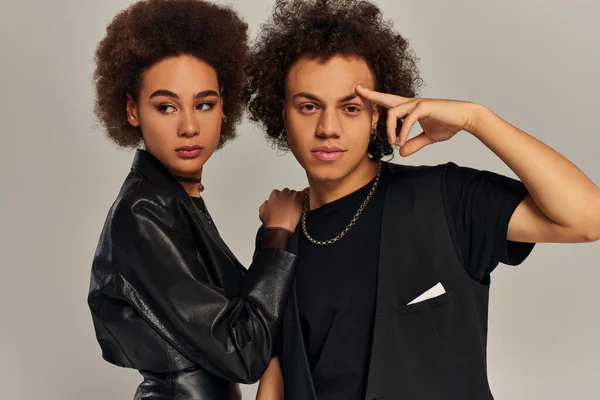 Ritratto dei fratelli afro-americani alla moda in abiti urbani alla moda in posa insieme, famiglia — Foto stock