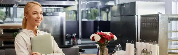 Heureux gestionnaire femme blonde avec ordinateur portable regardant loin dans le café confortable moderne, bannière horizontale — Photo de stock