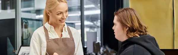 Joyeuse administratrice de café parlant à une jeune employée atteinte du syndrome du duvet, bannière horizontale — Photo de stock