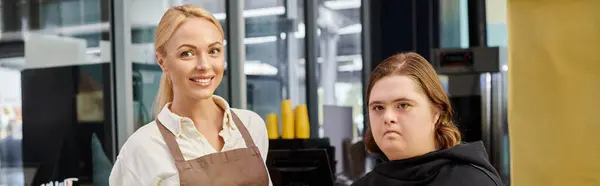 Administrador de café feliz sonriendo cerca de mujer joven con discapacidad mental, pancarta horizontal - foto de stock