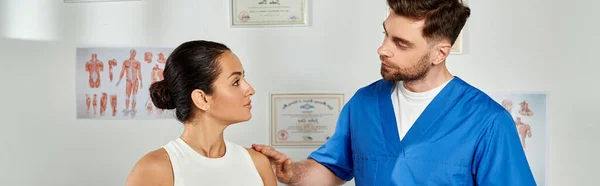 Приваблива молода жінка дивиться на свого бородатого лікаря під час призначення, охорони здоров'я, банер — стокове фото