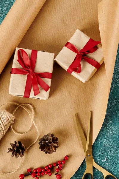 Scatole regalo con nastri vicino alla carta artigianale e forniture di decorazioni festive sulla superficie blu, banner verticale — Foto stock