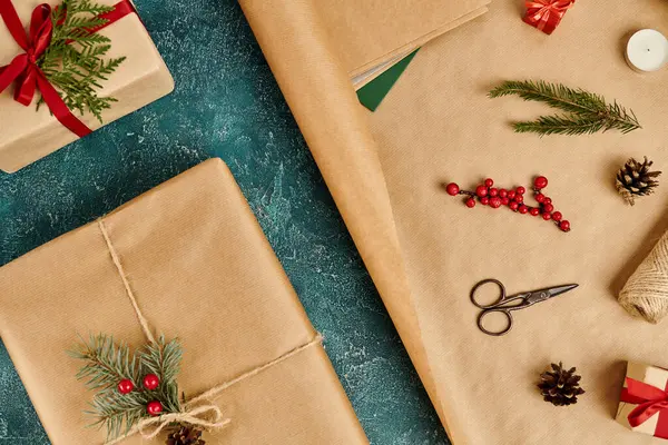 Caja de regalo cerca de papel de embalaje artesanal y suministros de decoración en telón de fondo de textura azul, tema de Navidad - foto de stock