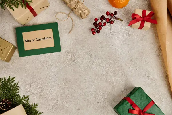 Sfondo di Natale con scatola regalo decorata e biglietto di auguri su superficie strutturata con spazio vuoto — Foto stock