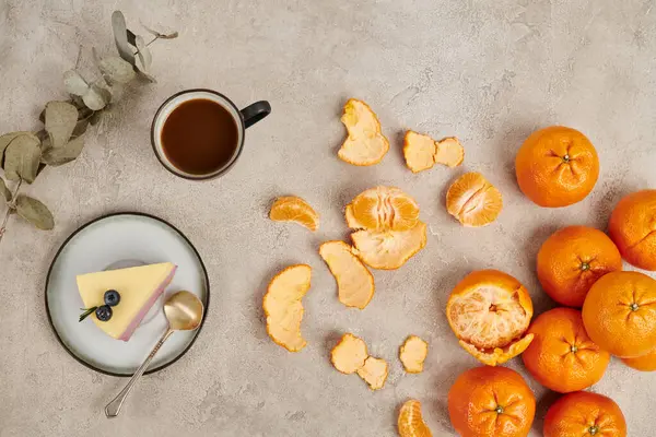 Ripe tangerines and traditional hot chocolate drink and Christmas pudding on grey textured surface — Stock Photo