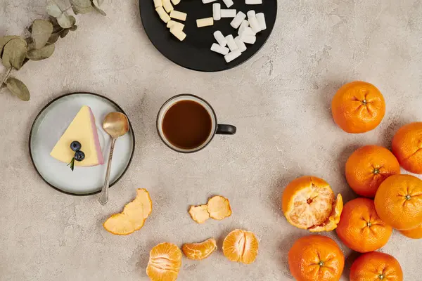 Christmas background, hot chocolate and marshmallows near pudding and tangerines on grey surface — Stock Photo