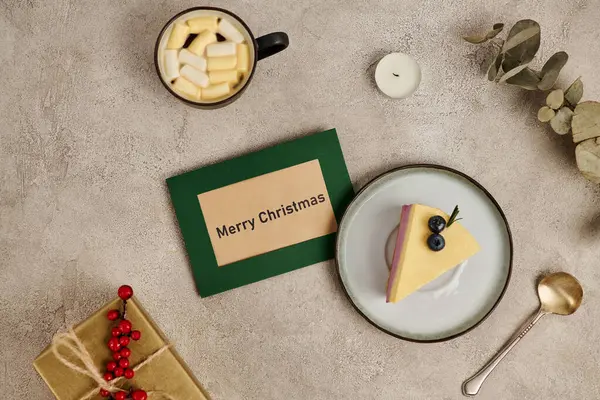 Feliz Navidad tarjeta de felicitación cerca de pudín y chocolate caliente con malvavisco, golosinas de Navidad - foto de stock