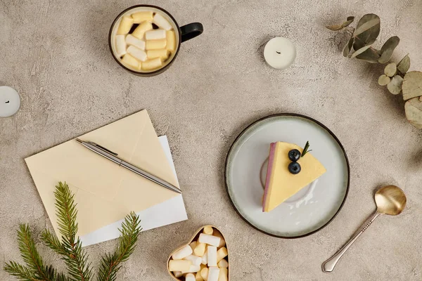 Esprit de Noël, enveloppes de poste et stylo près de pudding et chocolat chaud avec guimauves — Photo de stock