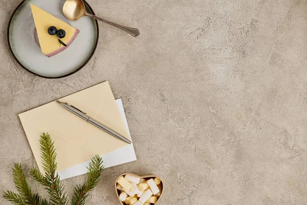 Tema natalizio, buste postali e penna vicino budino e cioccolata calda con marshmallow su grigio — Foto stock