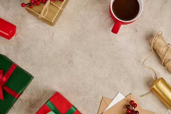 Weihnachtsrahmen mit bunten Geschenkschachteln, Kerzen und heißer Schokolade auf grau strukturierter Oberfläche — Stockfoto