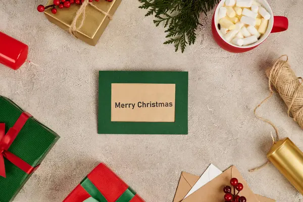 Feliz año nuevo tarjeta de felicitación cerca de taza de chocolate caliente y coloridas cajas de regalo, fondo de Navidad - foto de stock