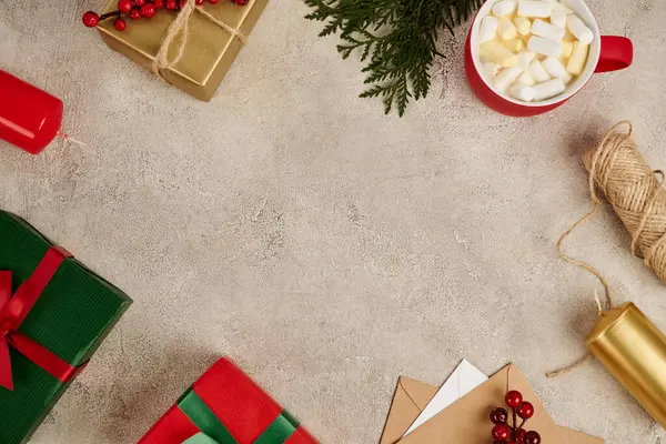 Quadro com caixas de presente decoradas coloridas e chocolate quente com marshmallow, composição de Natal — Fotografia de Stock