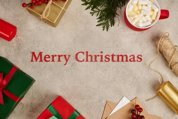 Feliz Natal saudação no quadro com caixas de presente coloridas e chocolate quente com marshmallow — Fotografia de Stock