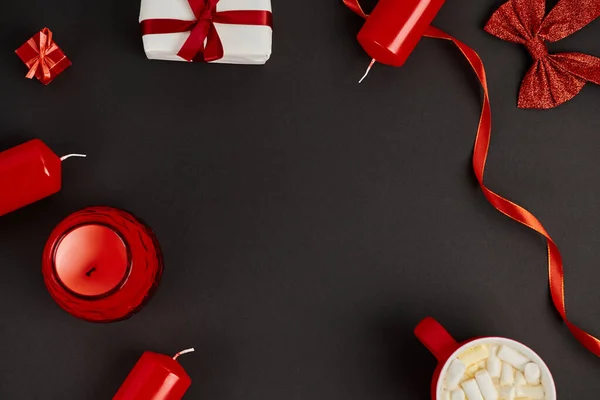 Cadre avec décor de Noël et chocolat chaud avec guimauves sur fond noir avec espace vide — Photo de stock