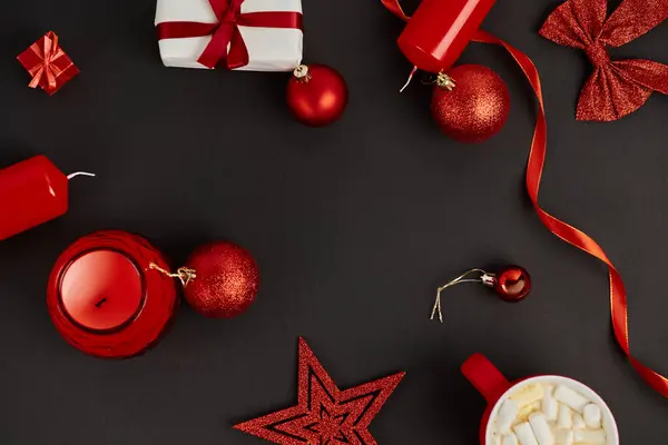 Рамка с красным и блестящим рождественский декор и шоколад с зефиром на черном фоне — стоковое фото