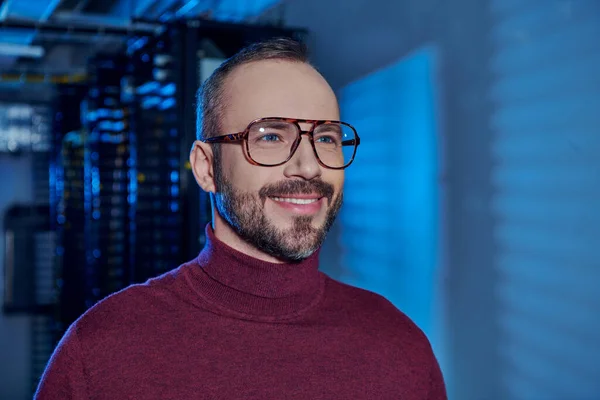 Allegro bello specialista in dolcevita con occhiali sorridenti e guardando altrove, data center — Foto stock