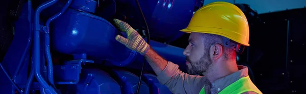 Gut aussehender Techniker in Warnweste und Handschuhen mit Helm, Datenspeicherung, Banner — Stockfoto