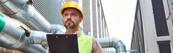 Konzentrierter Techniker im Schutzhelm, der im Freien Klemmbrett hält, Rechenzentrum, Banner — Stockfoto