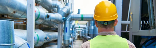 Visão traseira do profissional dedicado em colete de segurança e capacete posando fora do data center, banner — Fotografia de Stock