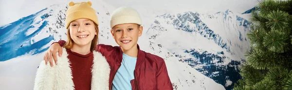 Menino pré-adolescente com a mão no ombro da menina sorrindo para a câmera, roupa de inverno, conceito de moda, bandeira — Fotografia de Stock